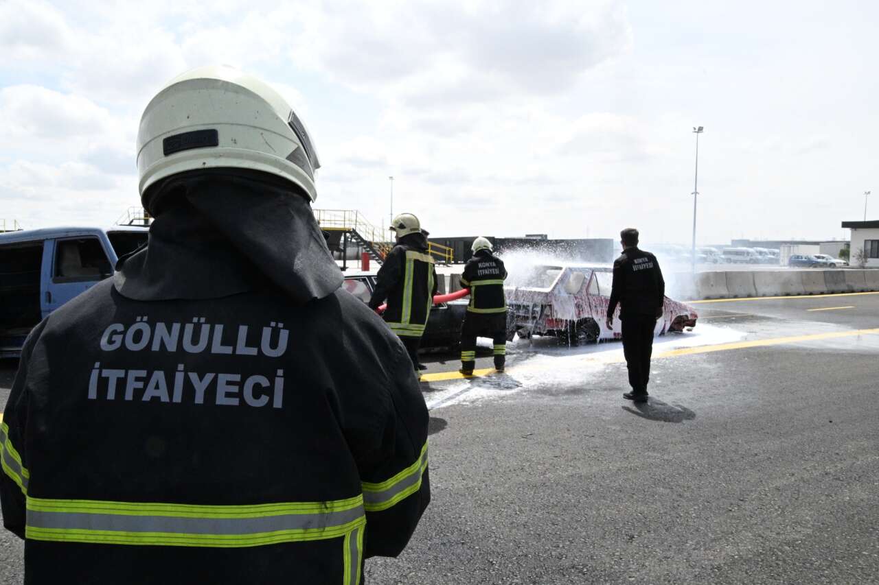 Konya’da minibüs şoförleri ellerine hortum aldı 7